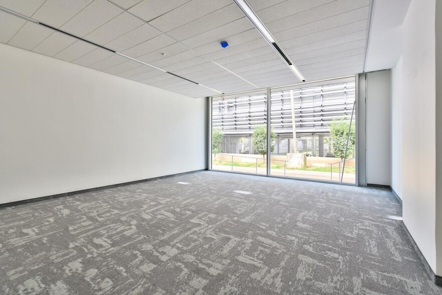 2 Rue Stephenson, Montigny-le-Bretonneux to rent - Building Photo - Image 2 of 9