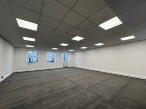 8-14 Stephenson Ct, Bedford to rent Interior Photo- Image 1 of 2