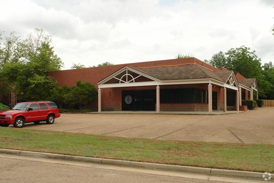 100 Briarwood West Dr, Jackson, MS for rent - Primary Photo - Image 1 of 12