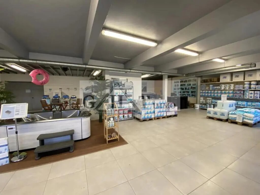 Vente Entrepôt 830 m² - Photo 1