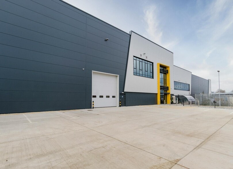 Unit 1-3 Tewin Rd, Welwyn Garden City to rent - Building Photo - Image 1 of 9