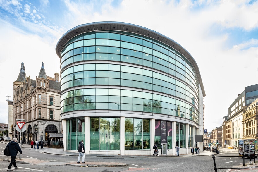 4 Queen Sq, Liverpool to rent - Building Photo - Image 2 of 3