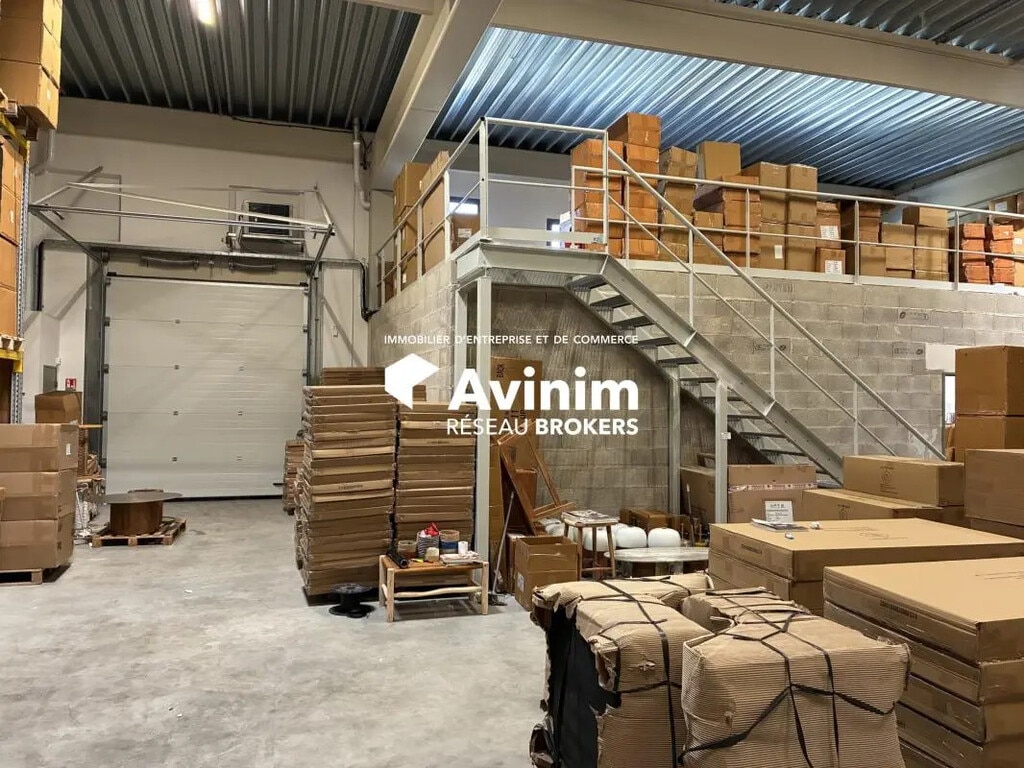 Location Entrepôt 330 m² - Photo 1