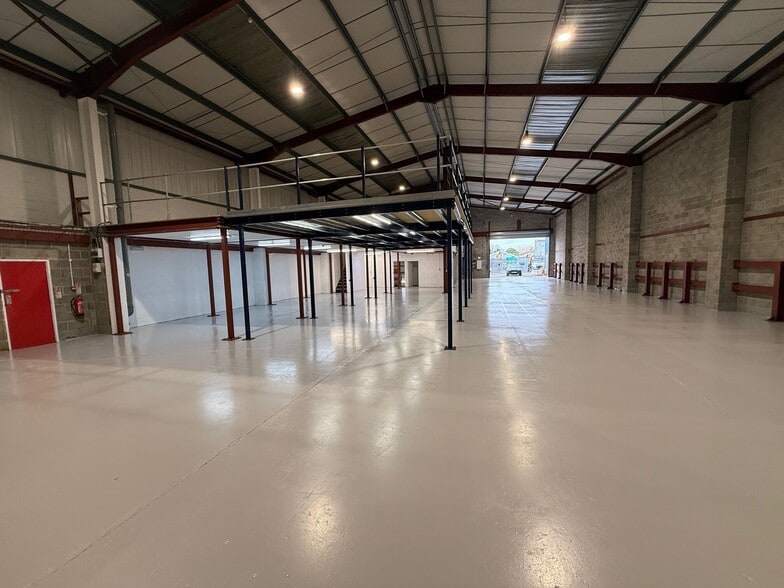 8 David Rd, Slough to rent - Building Photo - Image 3 of 17