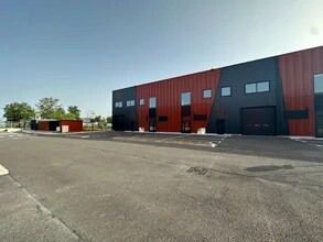 Light Industrial in Saint-Ouen-l'Aumône to rent Building Photo- Image 2 of 5