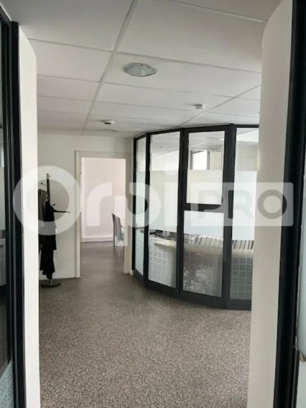 Office in La Rochelle to rent Interior Photo- Image 1 of 4