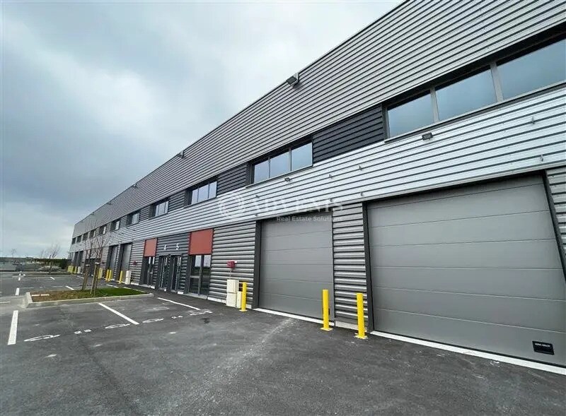 Light Industrial in Le Thillay to rent Building Photo- Image 1 of 8