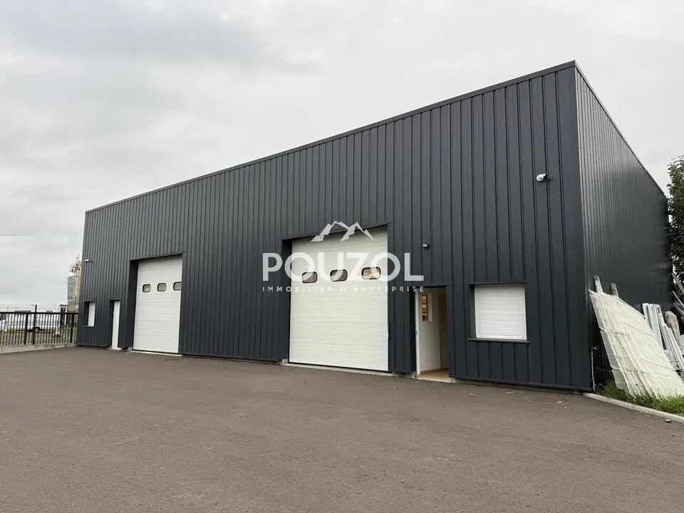 Location Local d'activités 300 m² - Photo 1