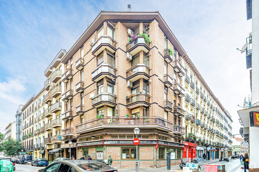 Retail in Madrid, Madrid to rent - Primary Photo - Image 1 of 2