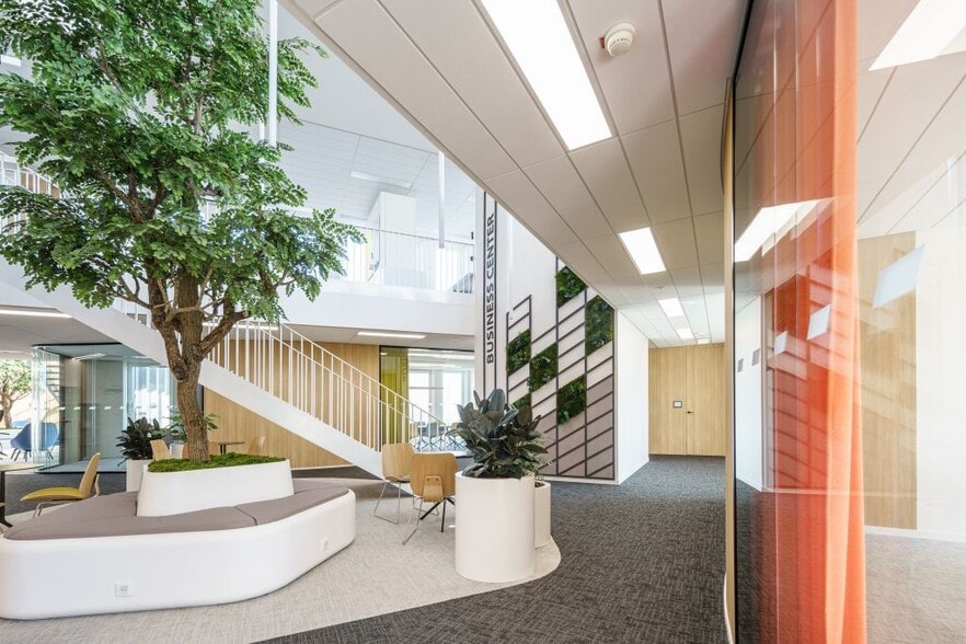 40 Avenue Aristide Briand, Bagneux to rent - Building Photo - Image 3 of 9