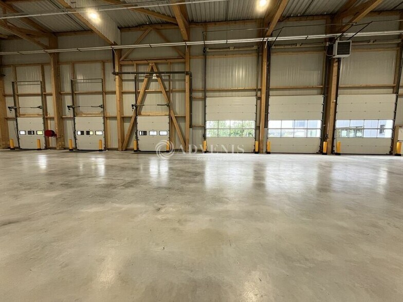 Industrial in Tremblay-en-France to rent - Interior Photo - Image 3 of 11