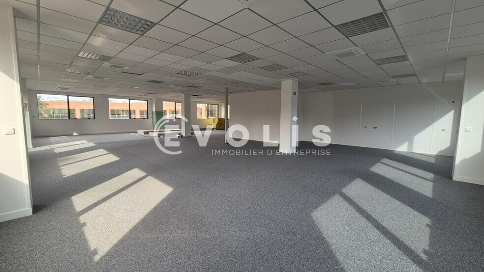 Office in Saint-Thibault-des-Vignes to rent - Interior Photo - Image 3 of 12