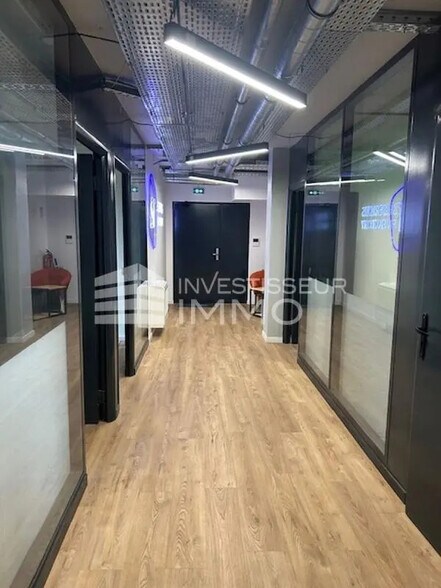 Office in Suresnes to rent - Interior Photo - Image 2 of 7