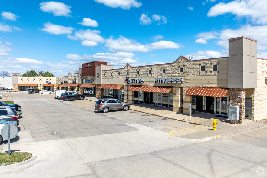 8401-8475 Hickman Rd, Urbandale, IA for rent - Building Photo - Image 1 of 7