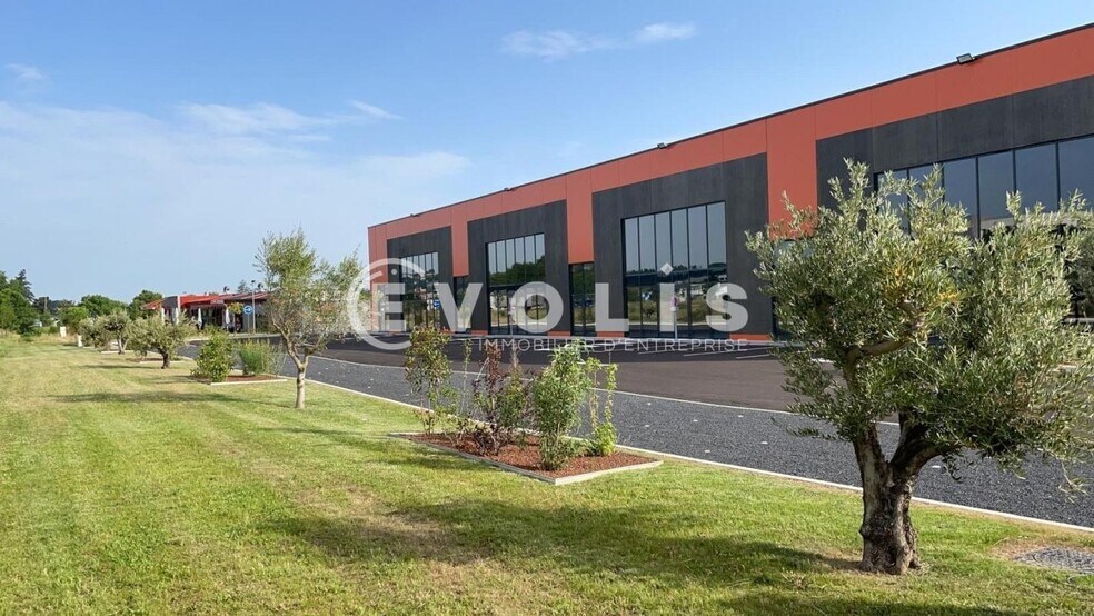 123 Rue Du Santoyon, Saint-Quentin-Fallavier to rent - Building Photo - Image 2 of 6