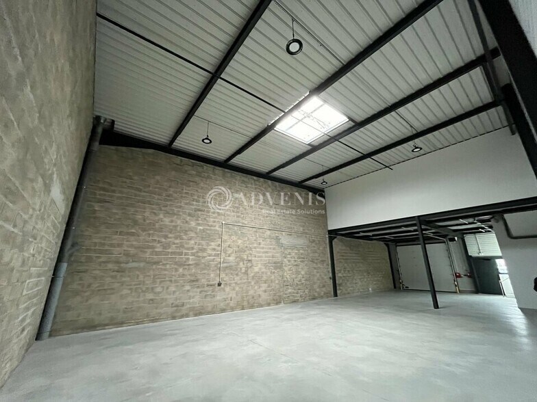 Light Industrial in Lieusaint to rent - Interior Photo - Image 2 of 12