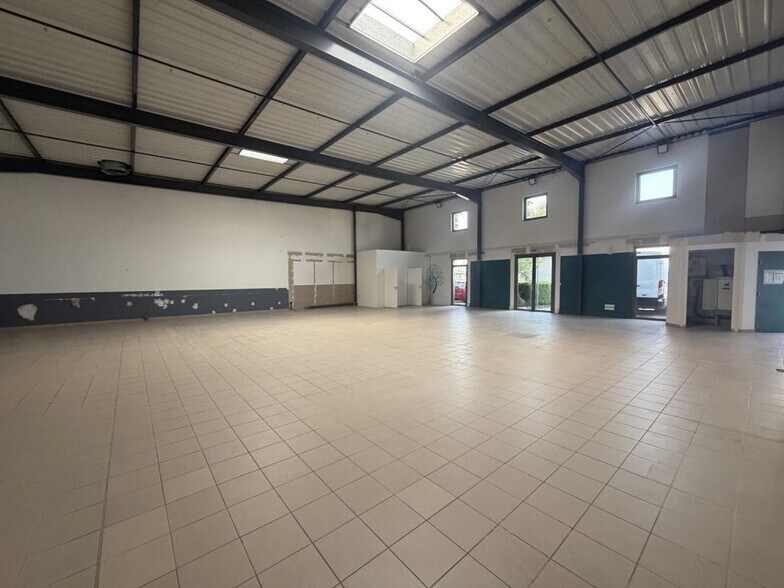 Light Industrial in Lyon to rent - Building Photo - Image 2 of 4