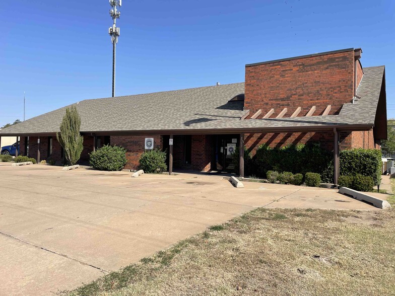 2613 N Van Buren St, Enid, OK for rent - Building Photo - Image 1 of 3