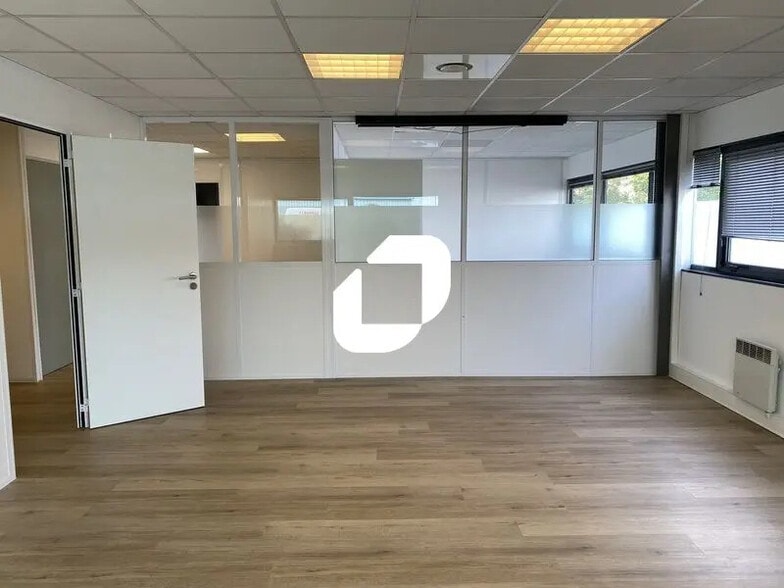 Office in Mérignac to rent - Interior Photo - Image 1 of 12