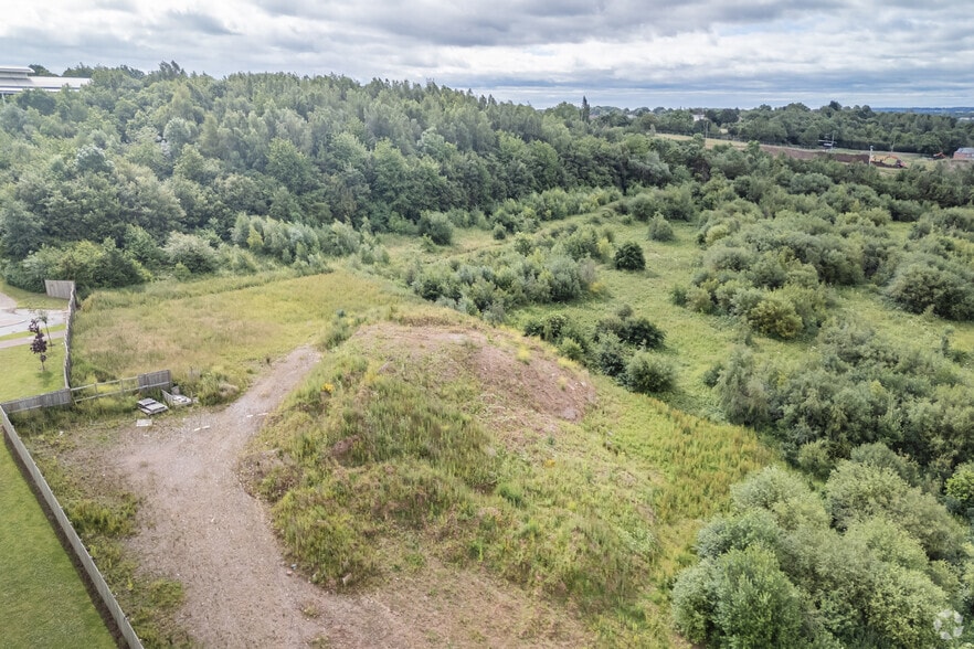 Leonard Way, Oldham to rent - Aerial - Image 2 of 2