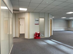 3 Michaelson Sq, Livingston to rent Interior Photo- Image 2 of 4