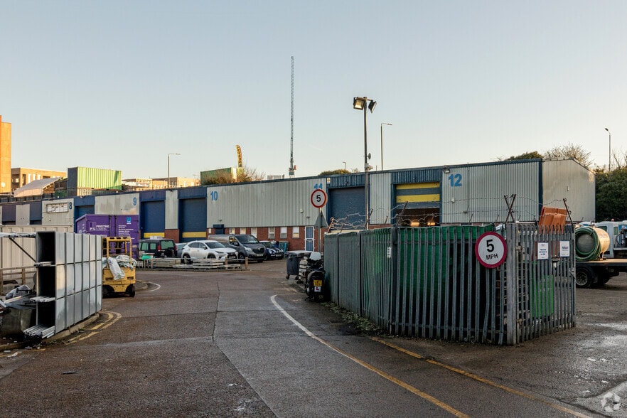 12 Northend Rd, Erith to rent - Building Photo - Image 3 of 4