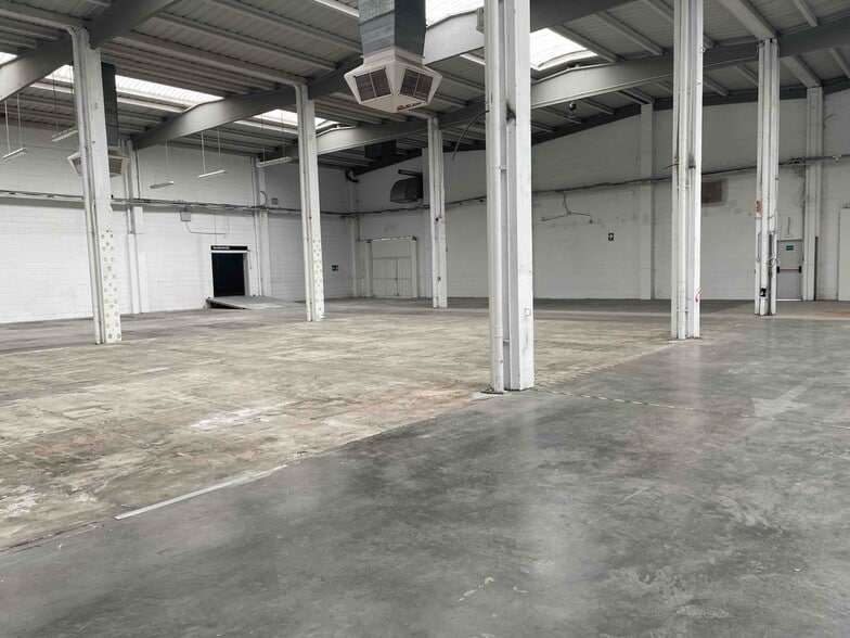 Naves en Torrejón portfolio of 3 properties for sale on LoopNet.co.uk - Building Photo - Image 2 of 12
