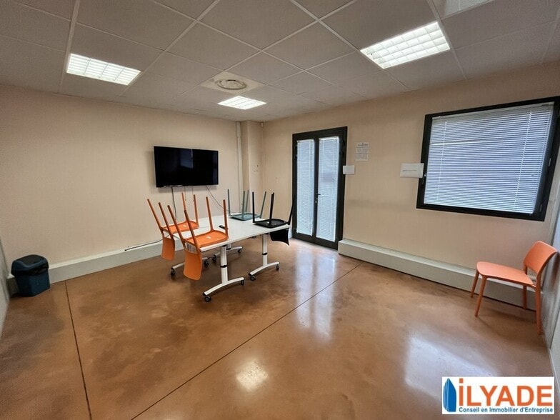 Office in Aubagne to rent - Interior Photo - Image 2 of 4