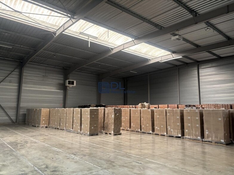 Industrial in Santeny for sale - Interior Photo - Image 2 of 13