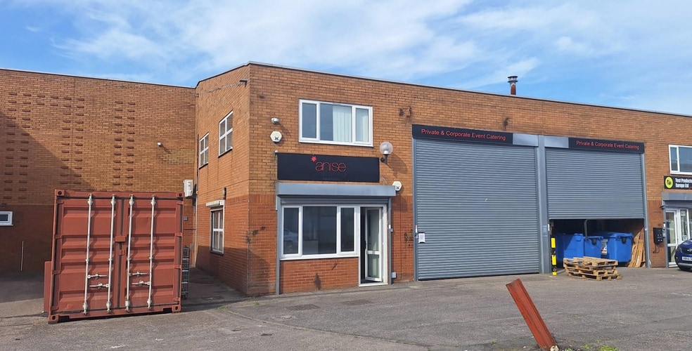 Rutherford Way, Crawley to rent - Building Photo - Image 1 of 2