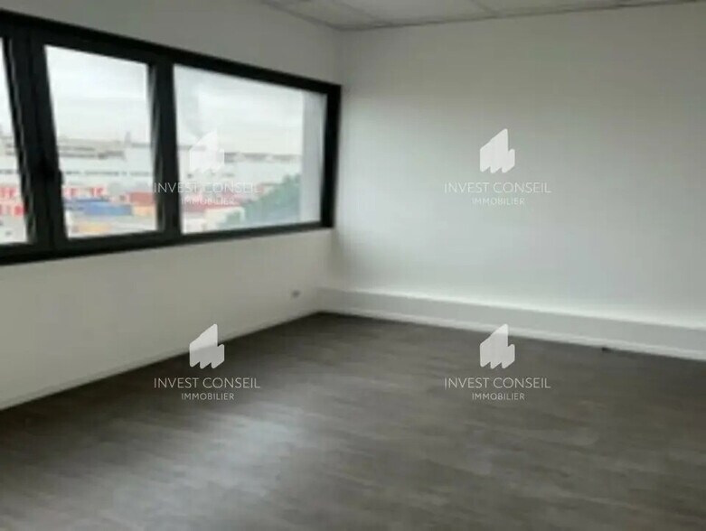 Office in Villeneuve-la-Garenne to rent - Interior Photo - Image 3 of 10