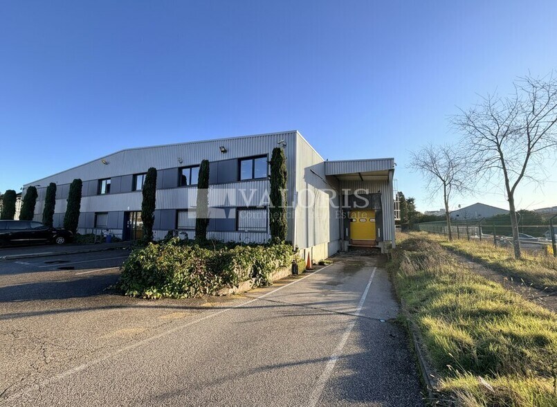 4 Rue Fulgencio Gimenez, Vaulx-en-Velin to rent - Building Photo - Image 2 of 8