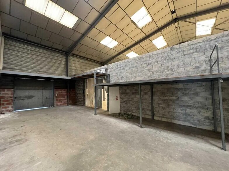 Office in Le Haillan to rent - Interior Photo - Image 3 of 6