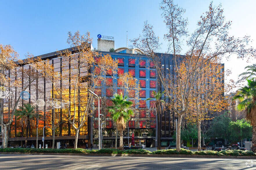 Office in Barcelona, Barcelona to rent - Building Photo - Image 3 of 6