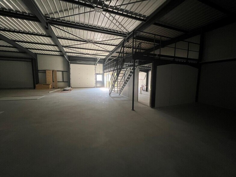 Light Industrial in Jonage to rent - Building Photo - Image 3 of 14