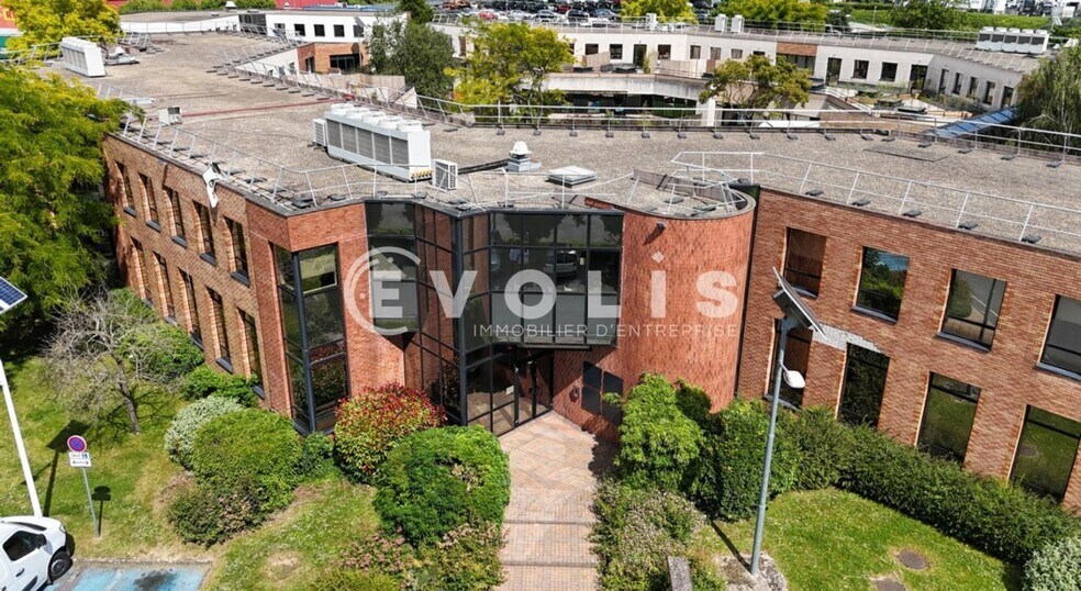 Light Industrial in Massy to rent - Building Photo - Image 1 of 12