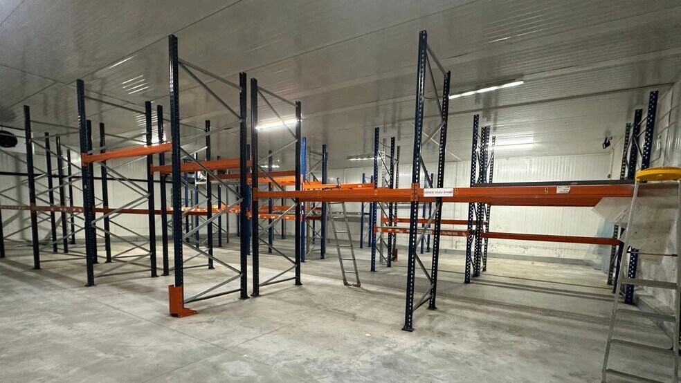 Light Industrial in Montreuil for sale - Interior Photo - Image 3 of 7
