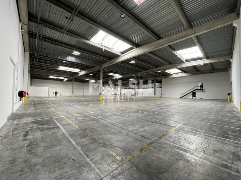 Light Industrial in Corbas to rent - Interior Photo - Image 3 of 13