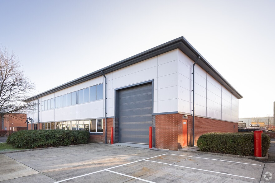 4 York Rd, Burgess Hill to rent - Building Photo - Image 2 of 2