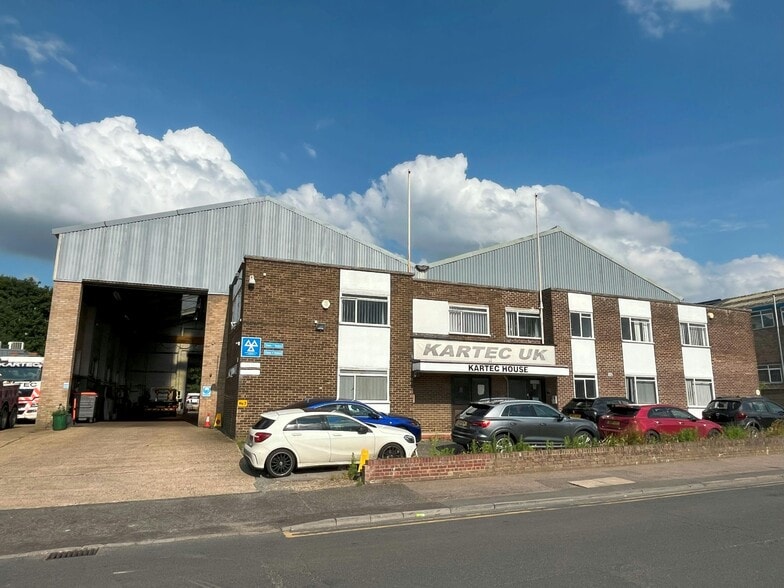 7 Greenhill Cres, Watford to rent - Building Photo - Image 2 of 11