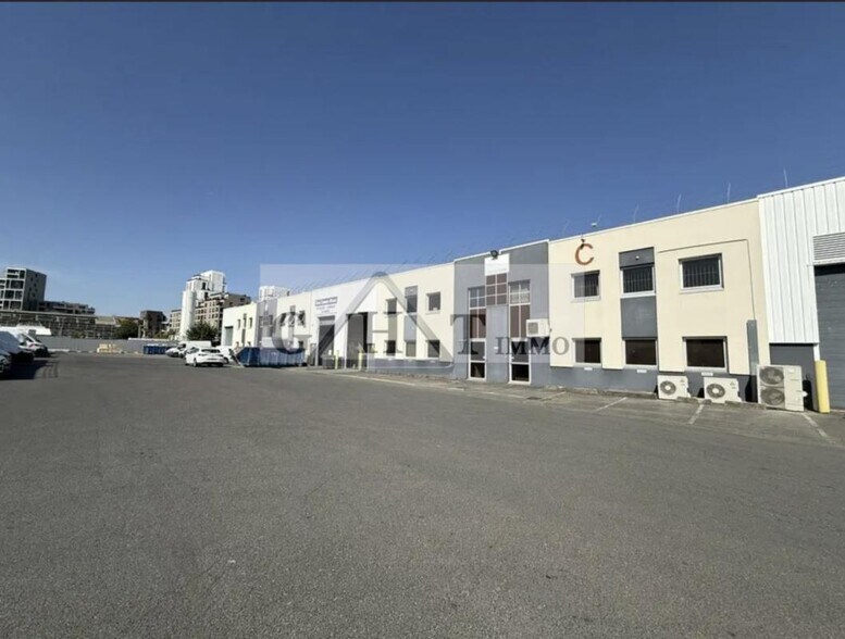 Industrial in Gennevilliers to rent - Building Photo - Image 1 of 5