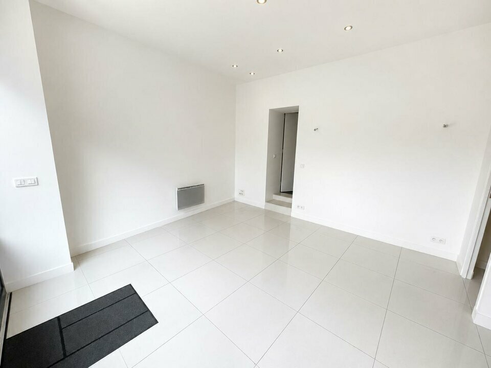 Rue De La Mairie, Châtillon to rent Interior Photo- Image 1 of 8