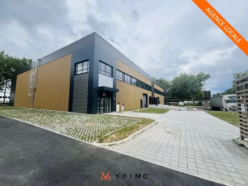 Light Industrial in Trappes to rent Building Photo- Image 1 of 4