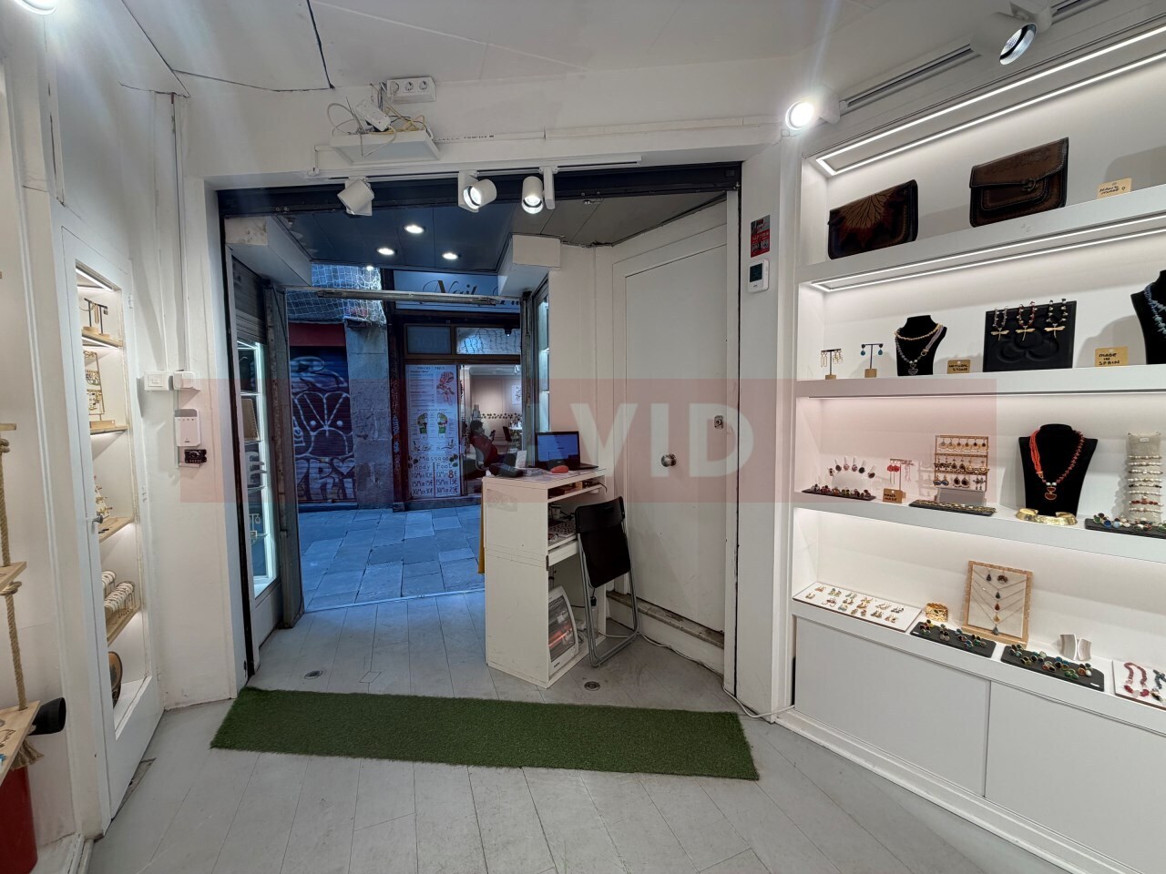 Retail in Barcelona, Barcelona to rent Primary Photo- Image 1 of 3