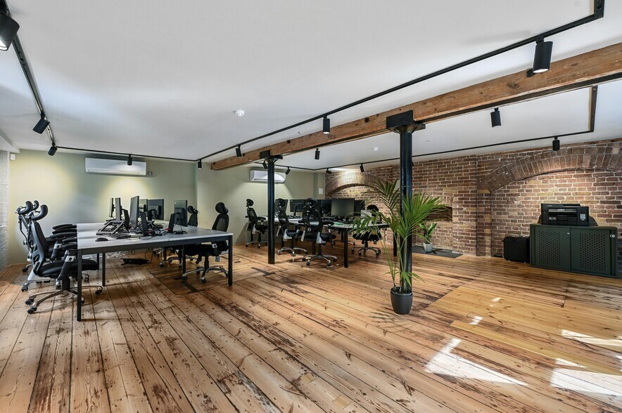 81A Endell St, London to rent - Interior Photo - Image 2 of 36