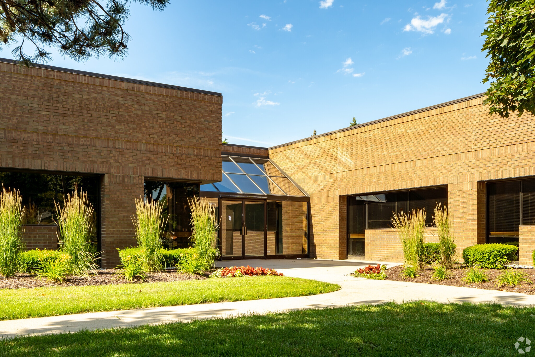 36111-36119 Schoolcraft Rd, Livonia, MI to rent Primary Photo- Image 1 of 17