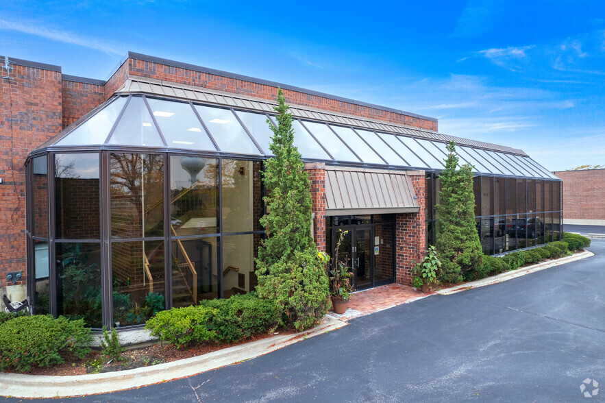 3175 Commercial Ave, Northbrook, IL for rent - Building Photo - Image 1 of 9