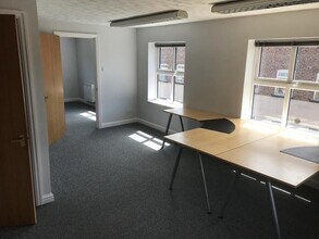 8 Pickford St, Macclesfield to rent Interior Photo- Image 2 of 7