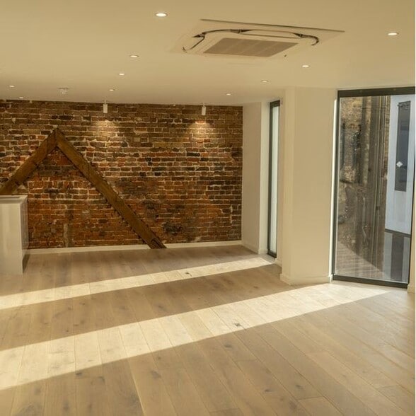 9-9A Masons Yard, London to rent - Interior Photo - Image 2 of 4