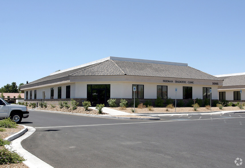 3085 E Russell Rd, Las Vegas, NV for rent - Primary Photo - Image 3 of 4